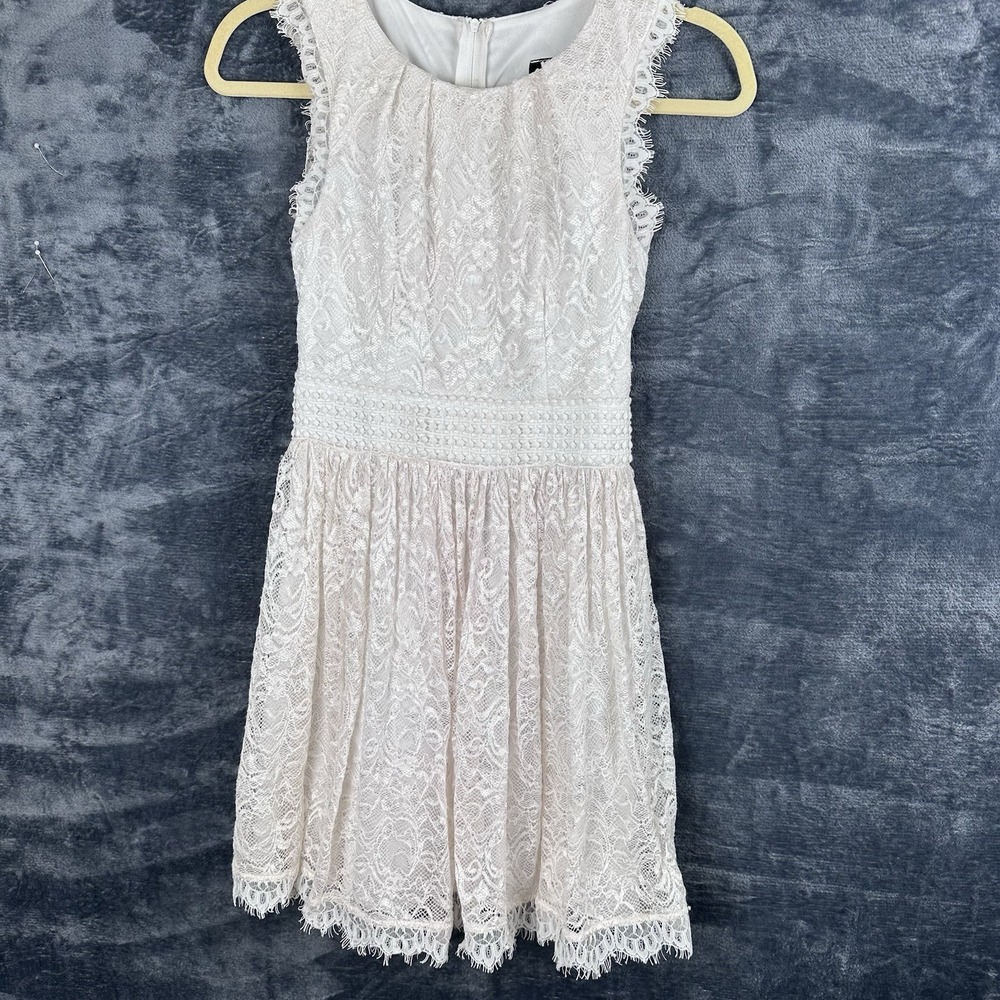 B. Darlin White Floral Lace V-Neck Sleeveless Short Lined Dress 1/2 KS8KA333H